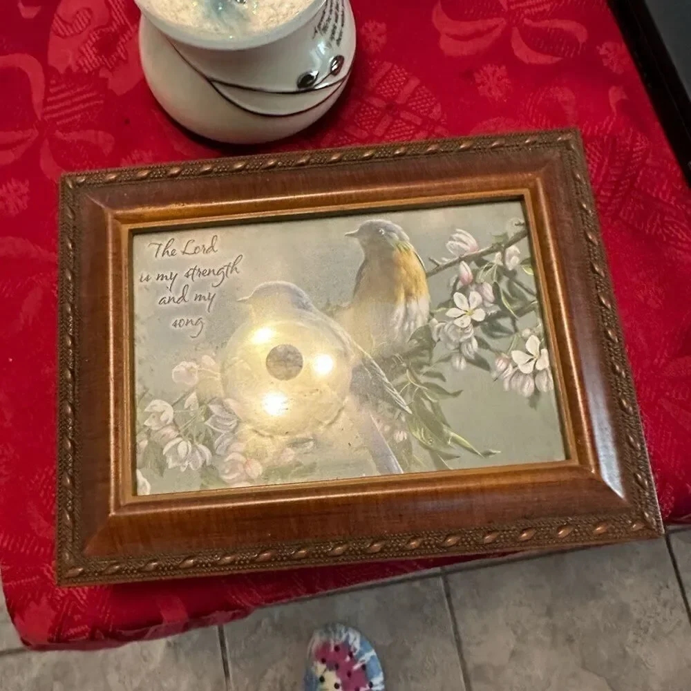 SANKYO SONG BIRDS Jewelry/Trinket Music “THE LORD IS MY STRENGTH*. Amazing Grace